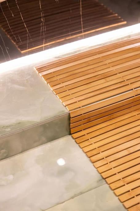 Smaragdi Luxury Jacuzzi Apartment Noho Premium Living Athene Buitenkant foto
