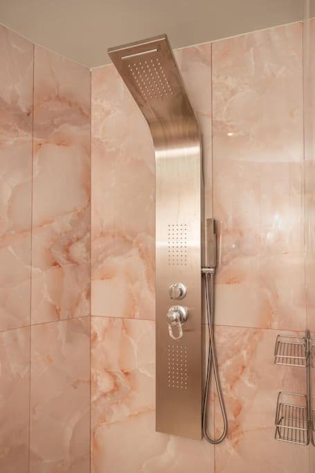 Smaragdi Luxury Jacuzzi Apartment Noho Premium Living Athene Buitenkant foto