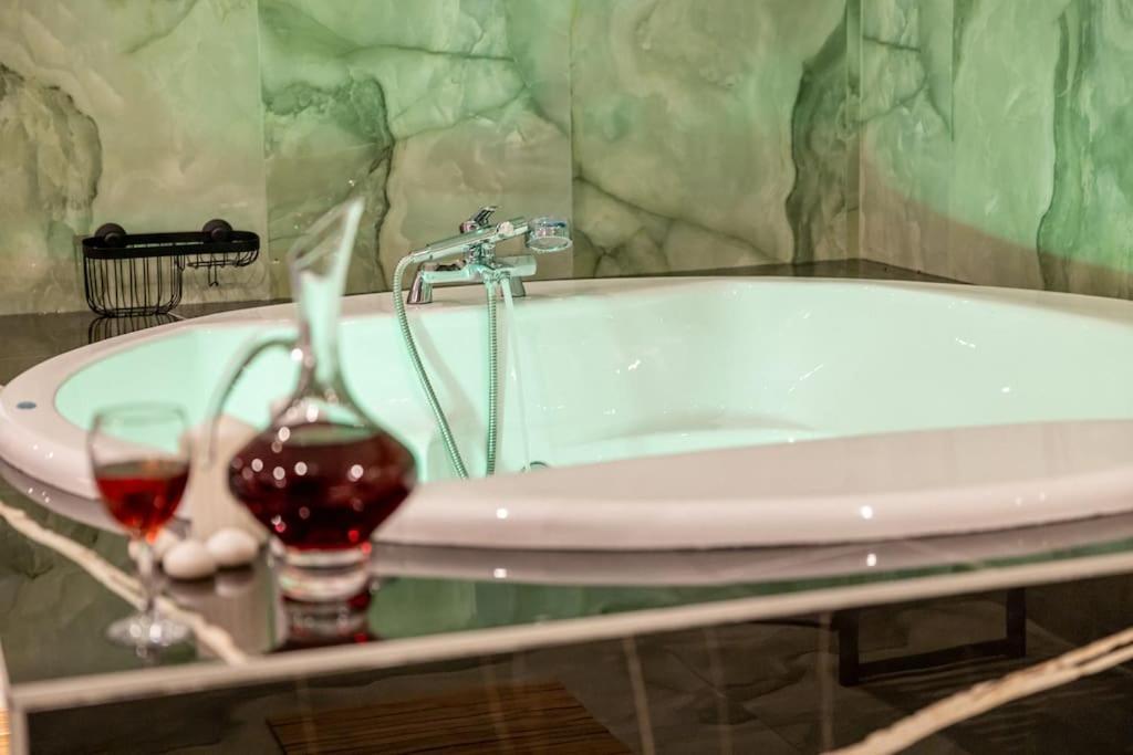 Smaragdi Luxury Jacuzzi Apartment Noho Premium Living Athene Buitenkant foto