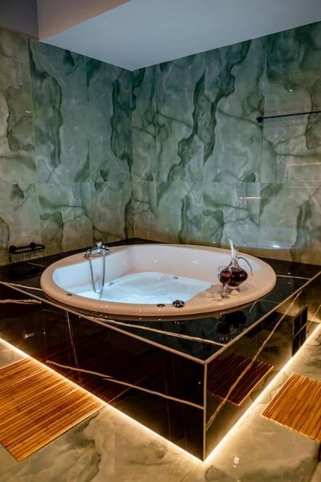 Smaragdi Luxury Jacuzzi Apartment Noho Premium Living Athene Buitenkant foto