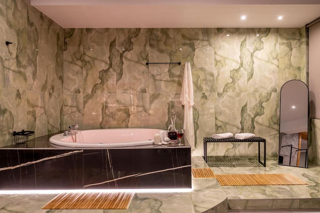 Smaragdi Luxury Jacuzzi Apartment Noho Premium Living Athene Buitenkant foto