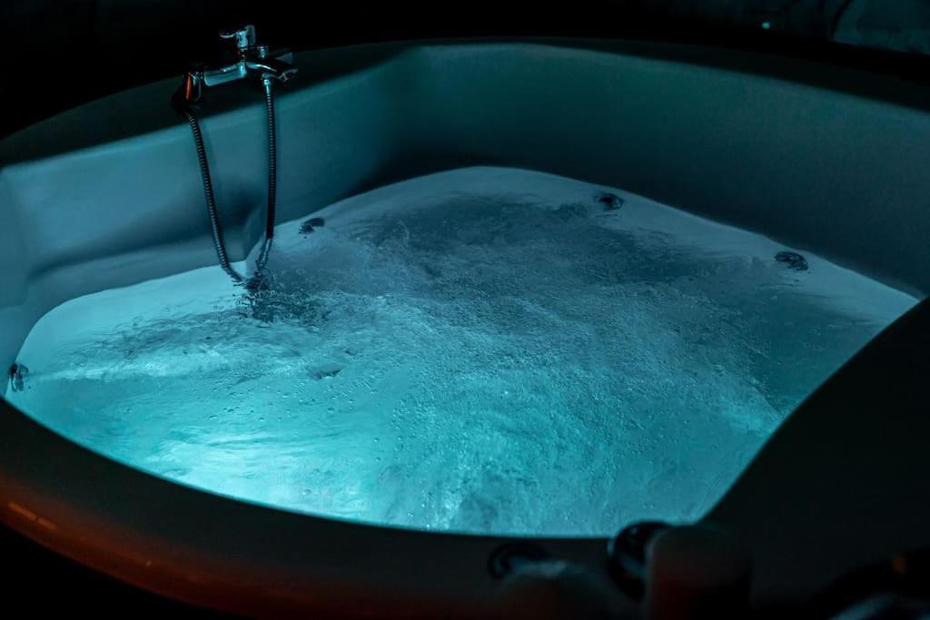 Smaragdi Luxury Jacuzzi Apartment Noho Premium Living Athene Buitenkant foto